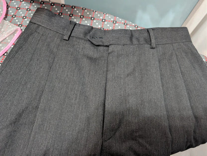 Klassischer grauer Wollanzug