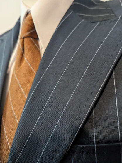 Geheimnisvolles Nadelstreifenkostüm aus Wolle