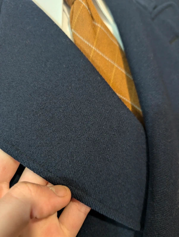 Eleganter, marineblauer, zweireihiger Wollmantel