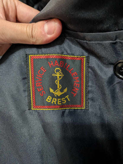 Légendaire manteau croisé de couleur bleu marine en laine.