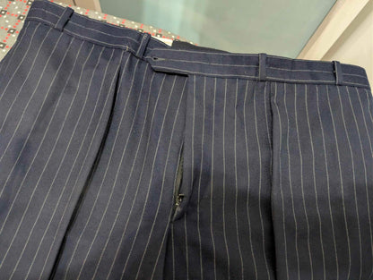 Legendärer dreiteiliger, doppelreihiger Flanellanzug mit Nadelstreifen.