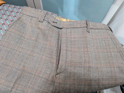 Eleganter brauner Wollanzug mit Karomuster