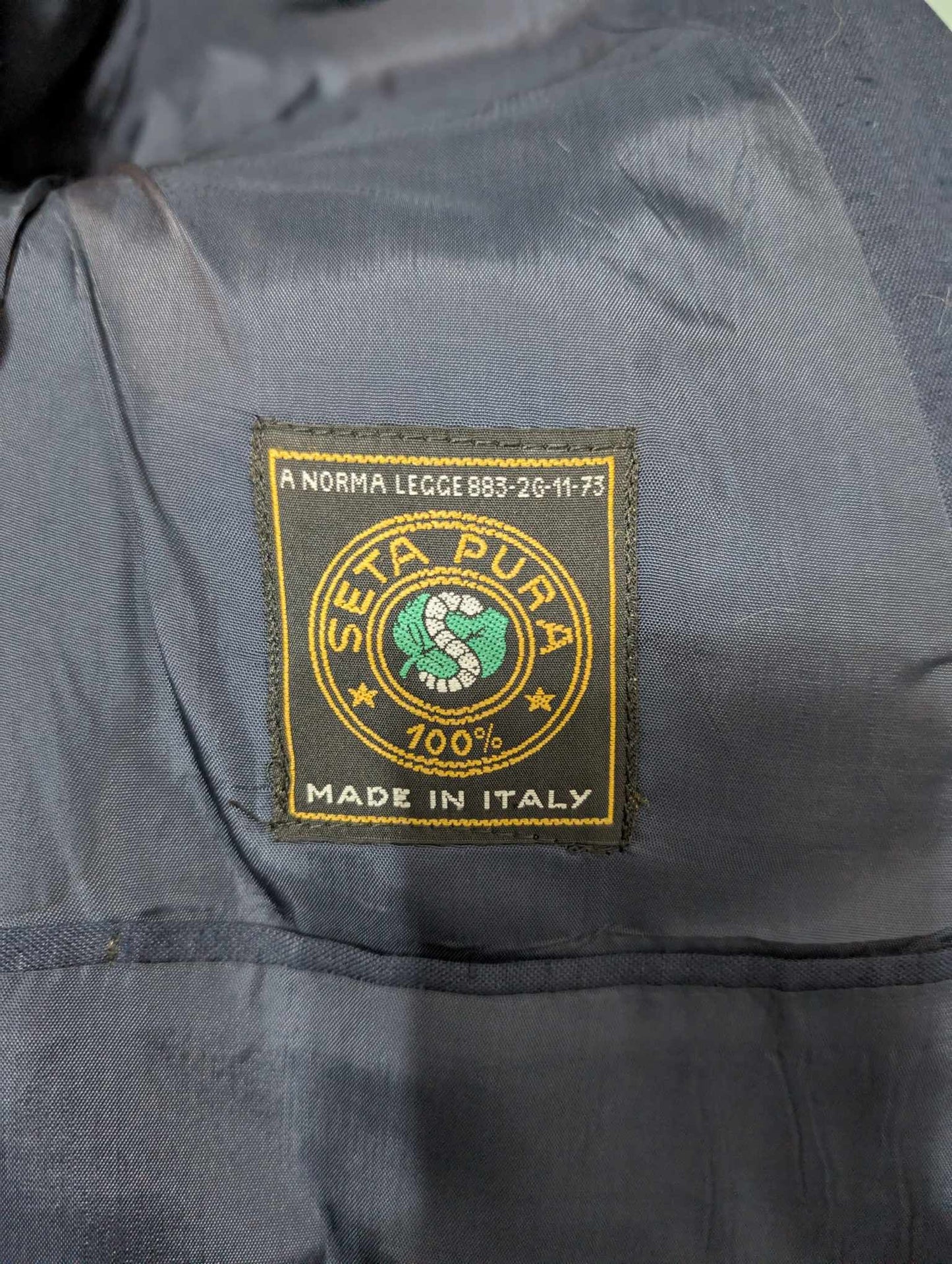 Notable costume croisé de couleur bleu marine en soie