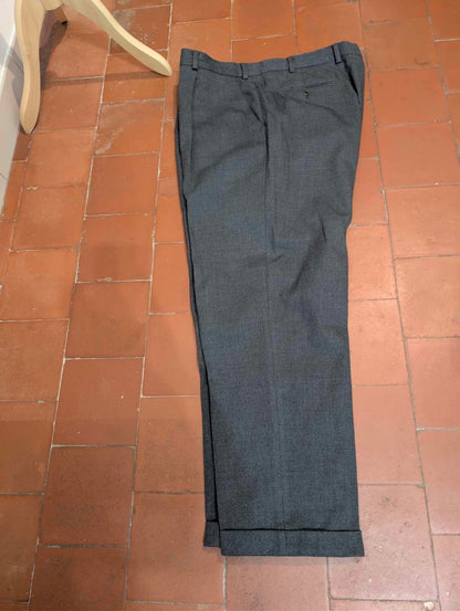 Einfacher grauer Flanellanzug