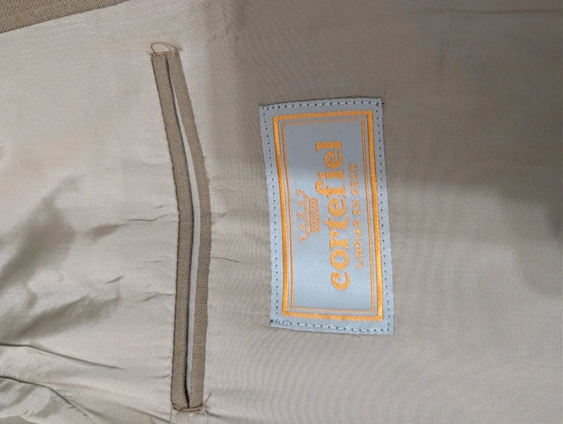 Toller beigefarbener Anzug aus kühler Wolle