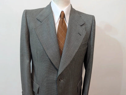 Exquisiter grauer Anzug aus dicker Wolle