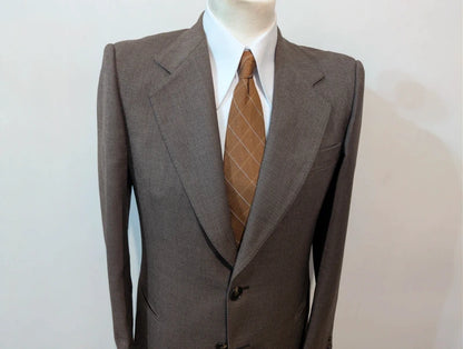 Schöner brauner Wollanzug