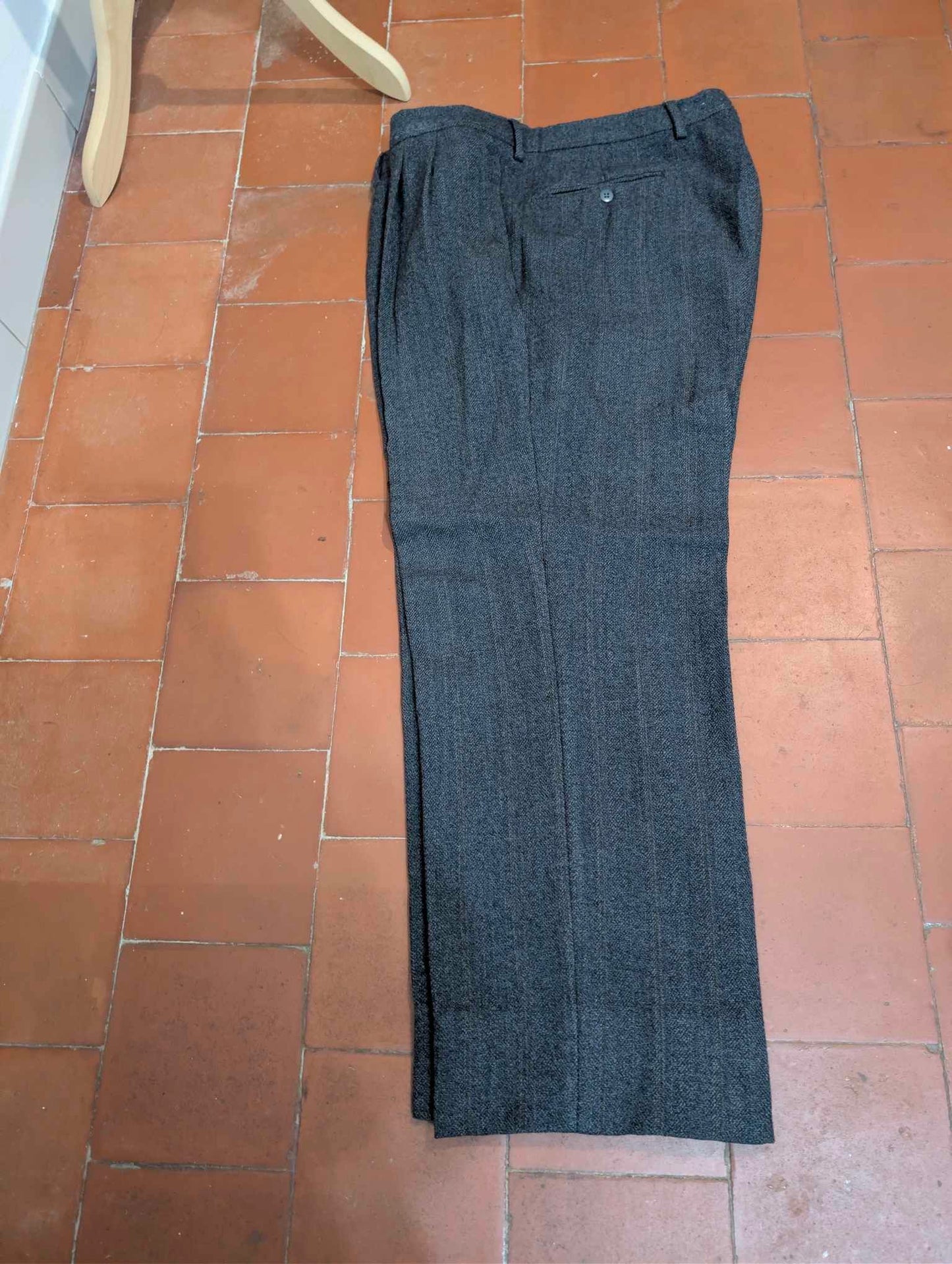 Alter grauer Tweedanzug