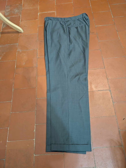 Triste costume gris en laine légère