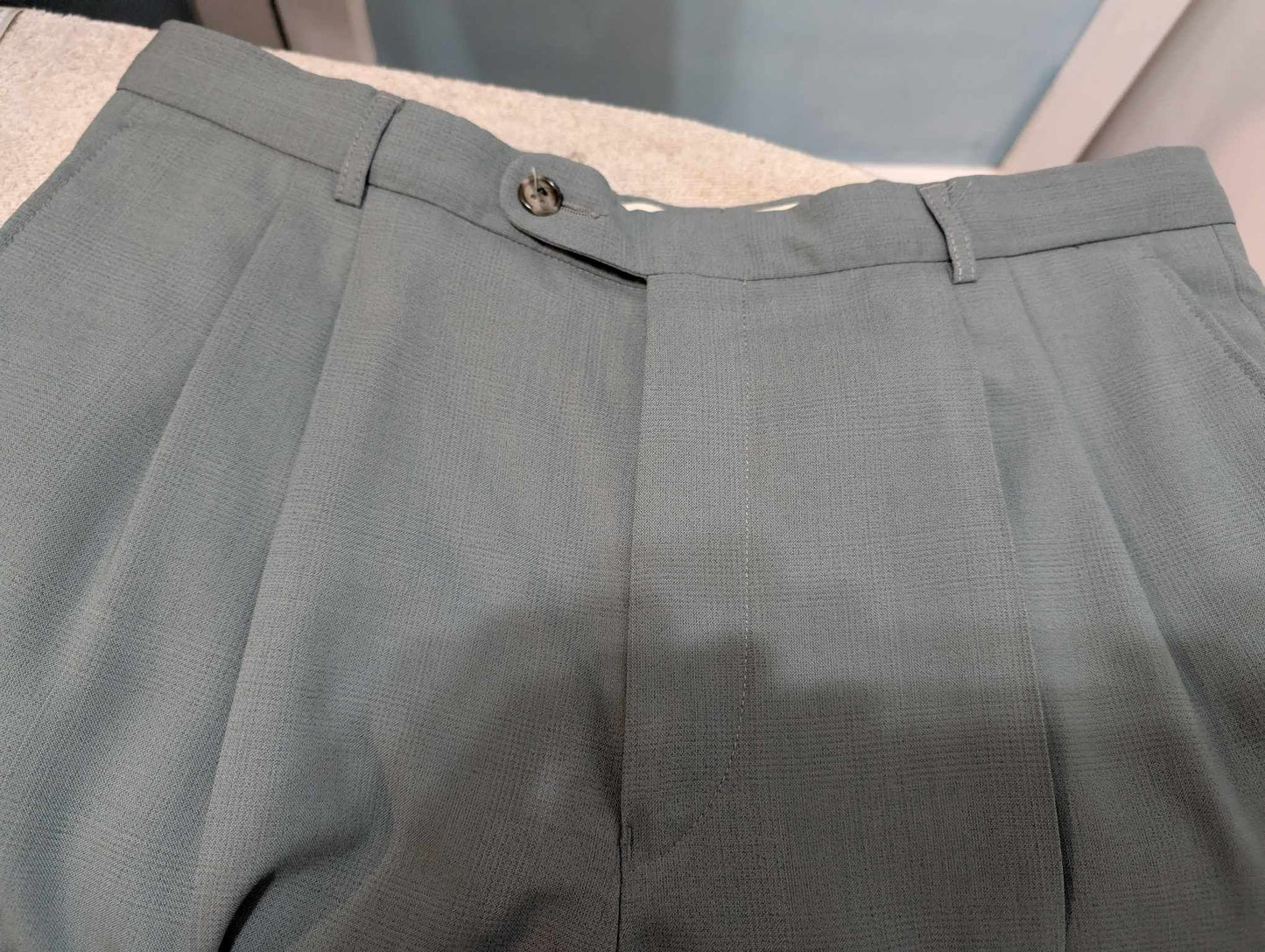 Élégant costume croisé de couleurs gris bleu en laine