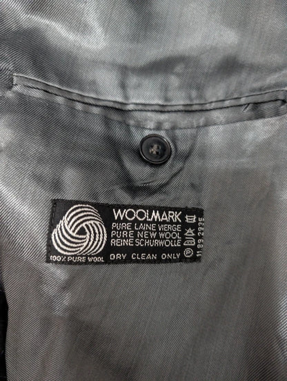 Élégant costume croisé gris en laine