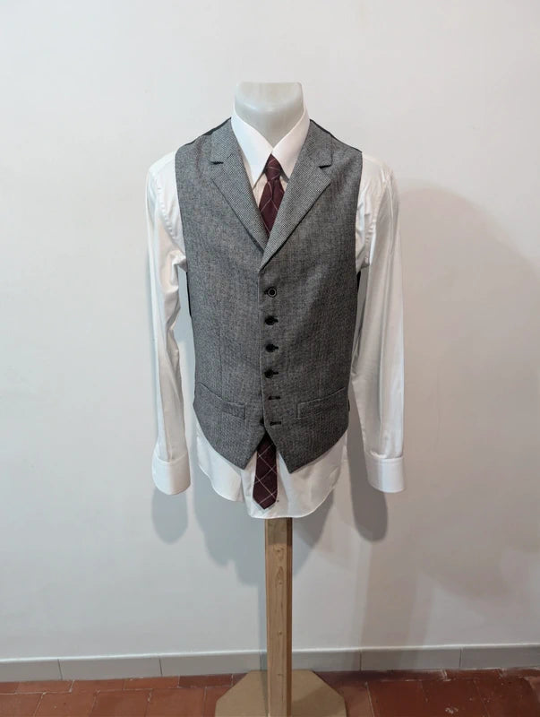 Atemberaubender dreiteiliger grauer Hahnentrittanzug