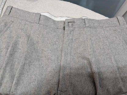 Hellgrauer, dreiteiliger Anzug aus schwerem Flanell