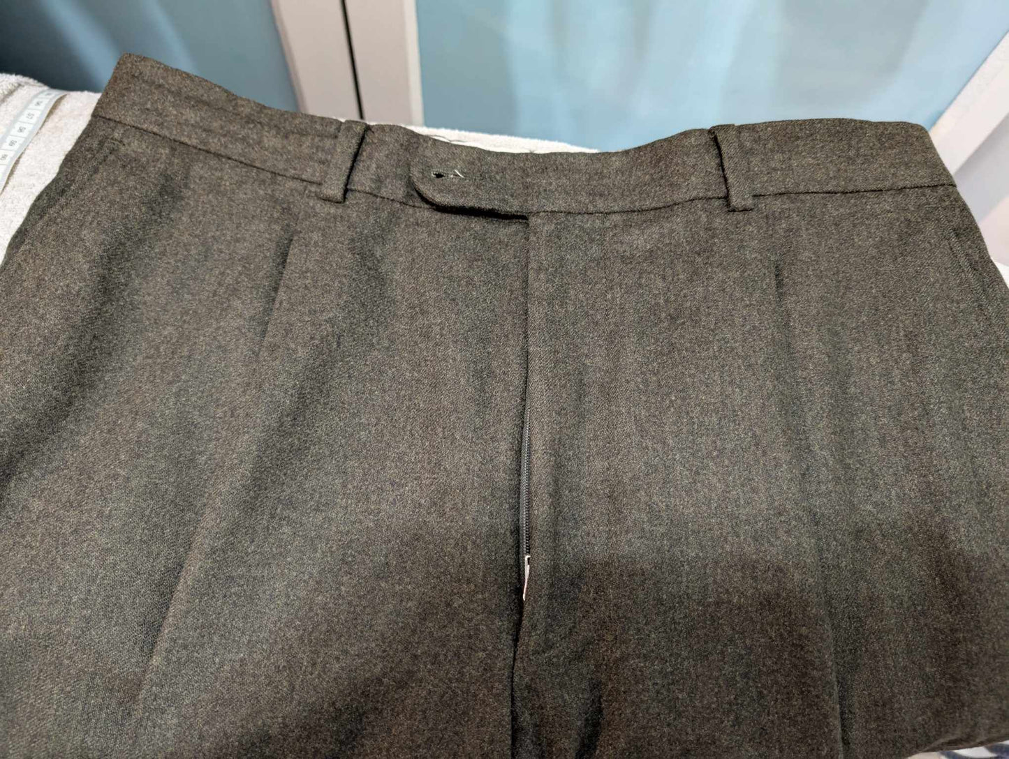 Gentil costume gris vert en flanelle lourde