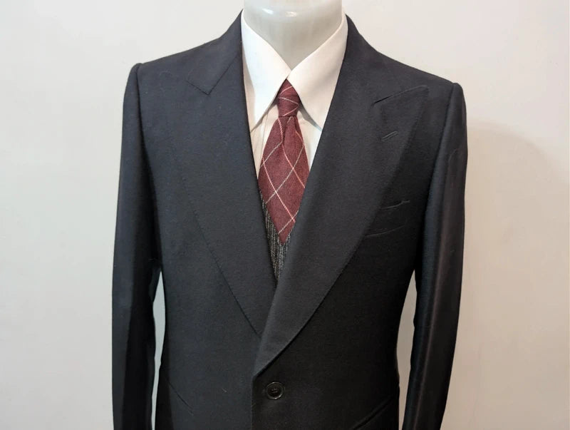 Geheimnisvoller dreiteiliger Anzug aus schwerem Flanell