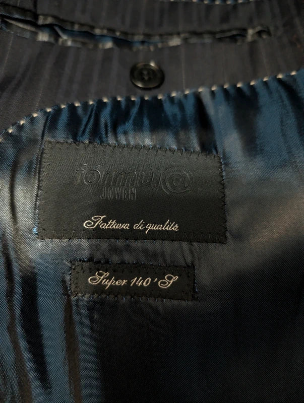 Schöner Nadelstreifenanzug aus Wolle