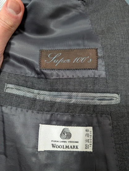 Schöner grauer Wollanzug