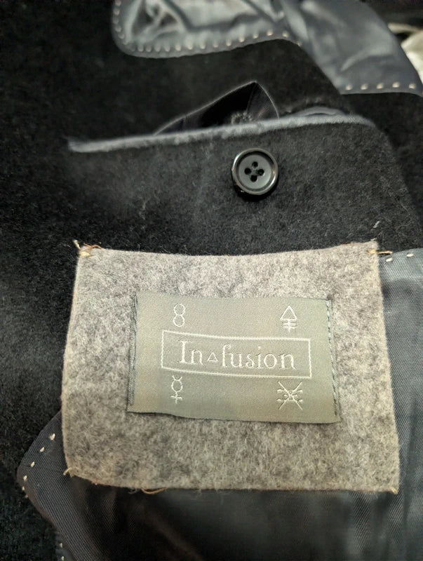 Eleganter schwarzer Wollpolomantel