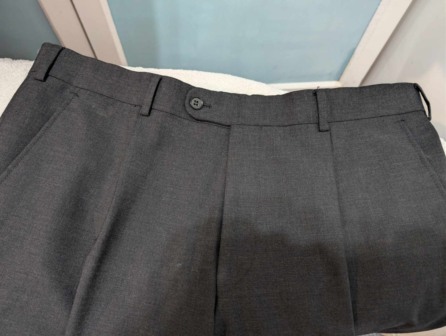 Sublime costume croisé de couleur gris en laine froide