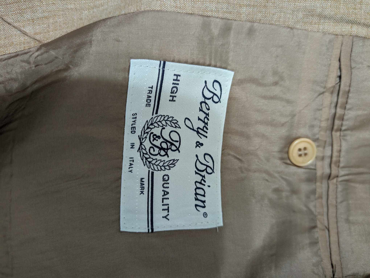 Redoutable costume en lin de couleur beige sable