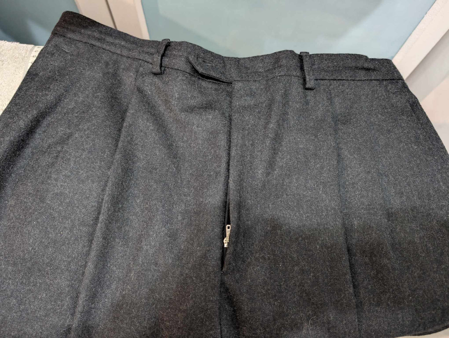 Mignon costume de couleur gris anthracite en flanelle