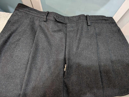 Mignon costume de couleur gris anthracite en flanelle