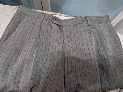 Gentille costume croisé pinstripe de couleur gris en laine