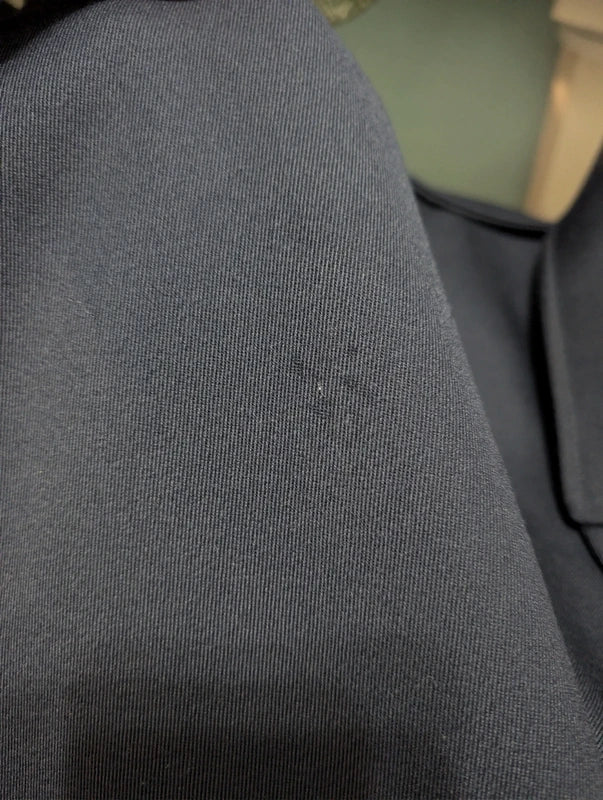 Geheimnisvoller zweireihiger Wollmantel