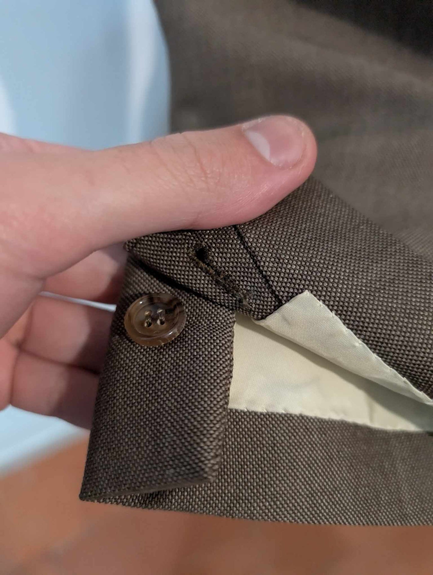 Gentil costume de couleur marron en laine