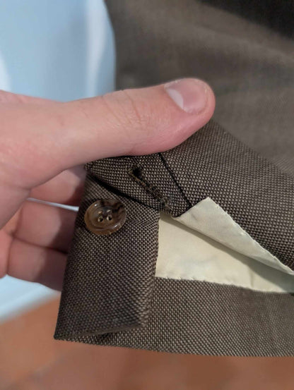 Gentil costume de couleur marron en laine