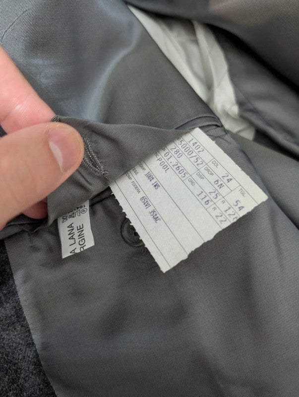 Élégant costume gris en flanelle lourde