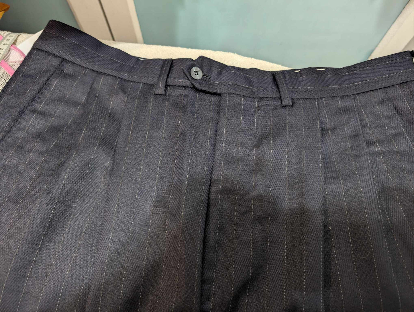 Magnifique costume croisé pinstripe en laine