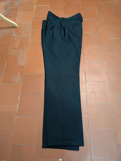 Élégant costume croisé bleu marine en laine