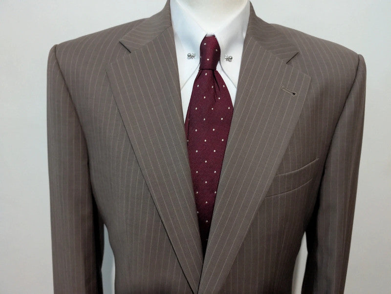 Élégant costume pinstripe en laine