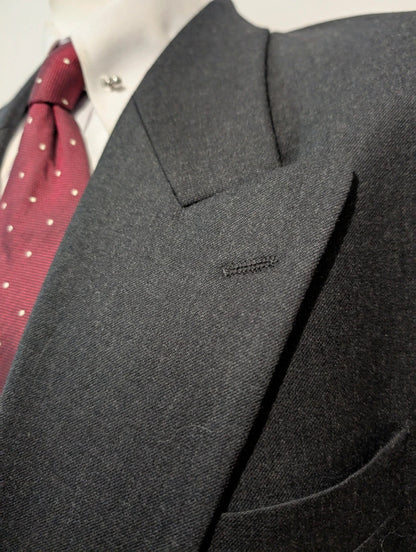 Élégant costume croisé gris en laine