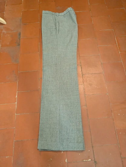 Gentil costume gris a rayure en flanelle