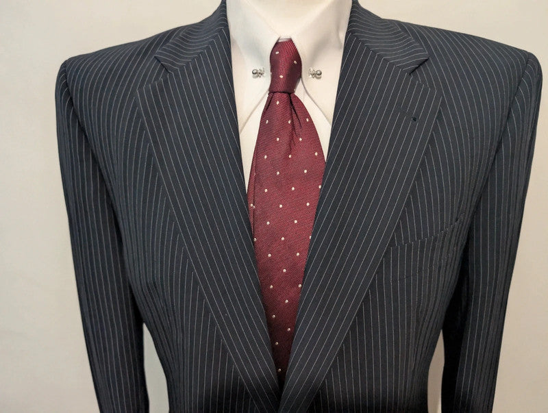 Élégant costume pinstripe en laine froide