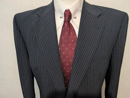 Élégant costume pinstripe en laine froide