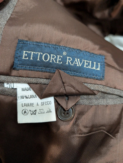 Élégant costume marron en flanelle