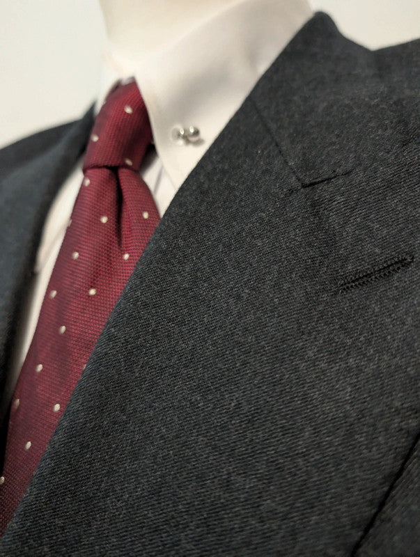 Surprenant costume croisé gris en flanelle lourde