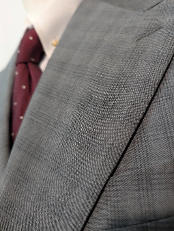 Exceptionnel costume croisé gris en laine légère