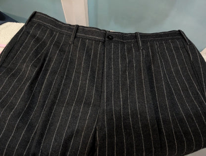 Eleganter maßgeschneiderter Flanellanzug mit Kreidestreifen