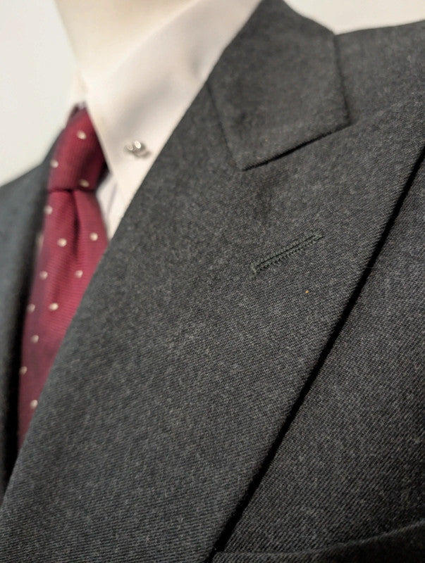 Élégant costume croisé gris en flanelle