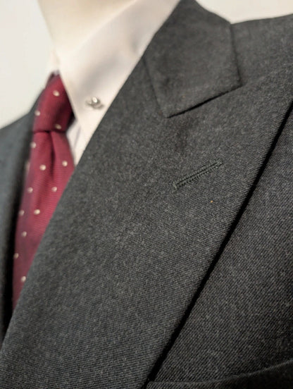 Élégant costume croisé gris en flanelle