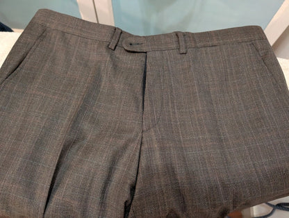 Gentil costume gris a carreaux en laine légère