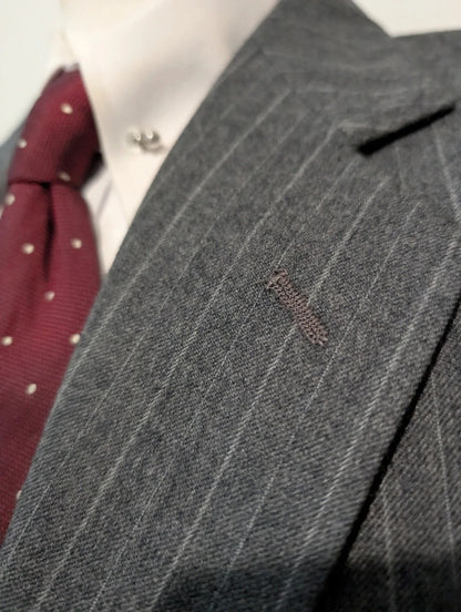 Élégant costume pinstripe en flanelle