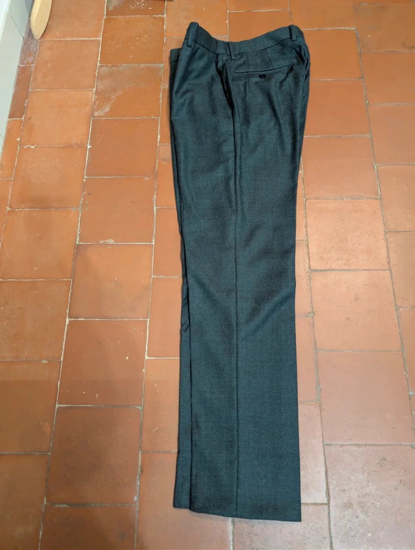 Einfaches graues Wollkostüm