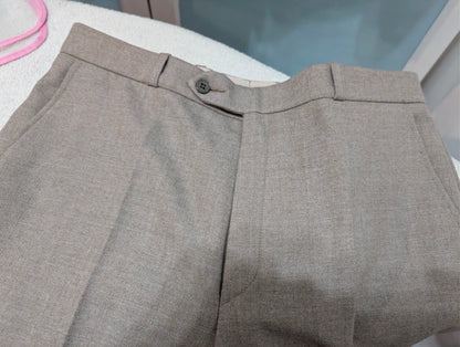 Eleganter Anzug aus schwerer beiger Flanell