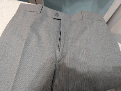 Eleganter dreiteiliger Nadelstreifenanzug aus Wolle