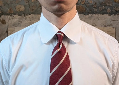 Round collar shirt with pin